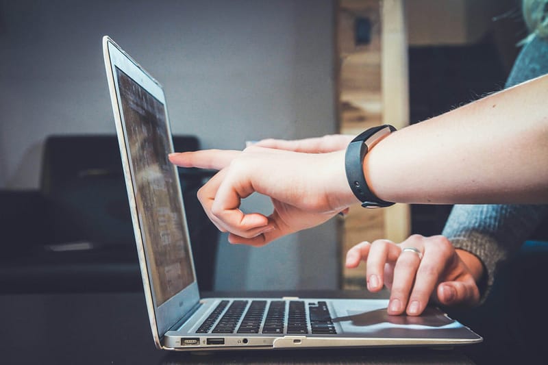 john-schnobrich-FlPc9_VocJ4-unsplash Expert working with a client to develop a website